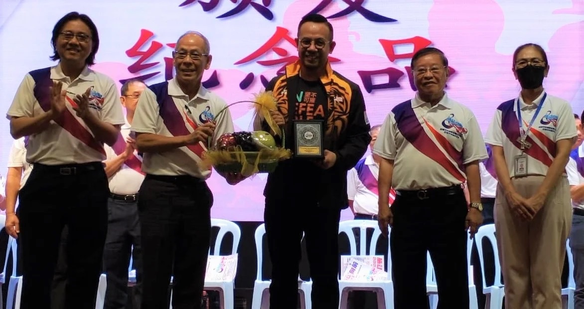 蔡庆文(左二)赠送水果礼篮予沈志强_取自星洲谢仲洋